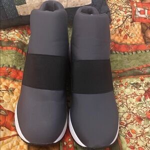 #64 DKNY Black&Gray with metallic pewter glossy finish pull on Sneakers NWOT sz7